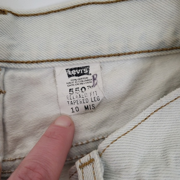 *Free with Purchase* Levi’s Denim Shorts Cut Off's 550 Cheeky Frayed Distressed - Picture 3 of 7